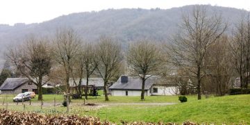 Thung lũng cắm trại bên sông Semoirs -8