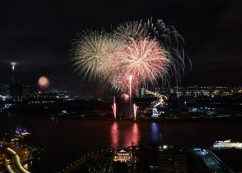 TP.HCM bắn pháo hoa 15 phút đón năm mới dương lịch