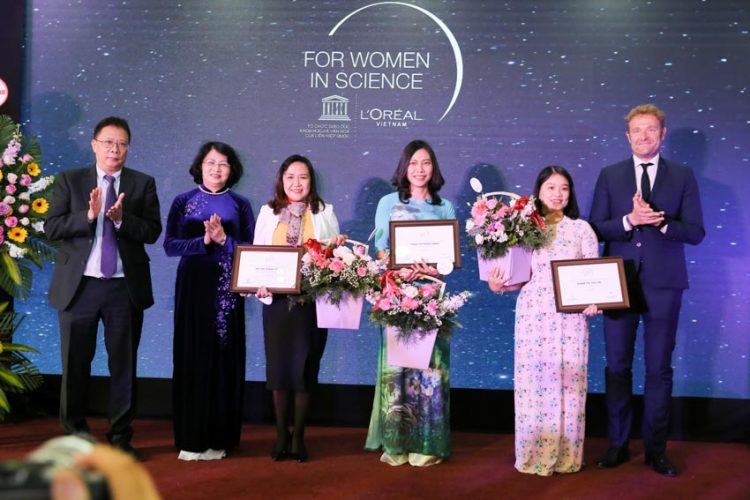 Trao giải thưởng “L’Oréal – UNESCO Vì sự phát triển phụ nữ trong khoa học” cho 3 Nhà khoa học nữ Việt Nam -5