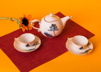 Trao tặng tri ân cùng bộ trà Tịnh Tâm Vàng-1