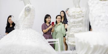 Đông đảo người hâm mộ thời trang & nghệ thuật tham dự triển lãm “Cục Im Lặng” của NTK Nguyễn Công Trí -7