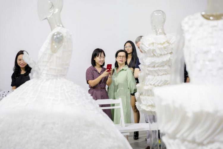 Đông đảo người hâm mộ thời trang & nghệ thuật tham dự triển lãm “Cục Im Lặng” của NTK Nguyễn Công Trí -7