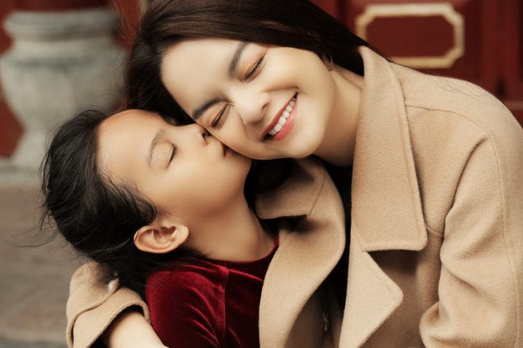 Phạm Quỳnh Anh lần đầu tiên cho con gái đóng MV