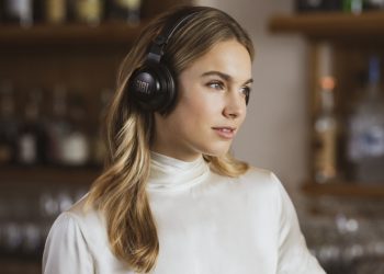 JBL ra mắt dòng tai nghe Club và gaming Quantum