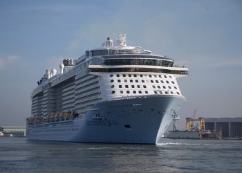 Du thuyền 5 sao Quantum of the Seas hiện đại nhất thế giới cập cảng TPHCM - 1
