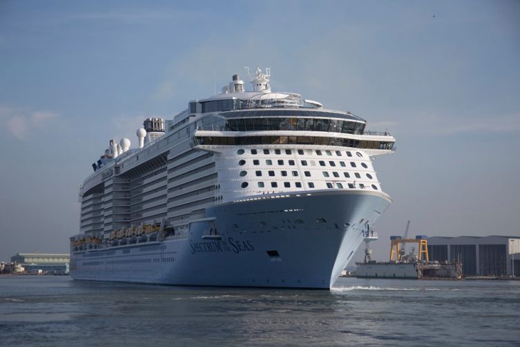 Du thuyền 5 sao Quantum of the Seas hiện đại nhất thế giới cập cảng TPHCM - 1