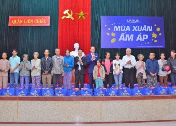 Larue trao quà Tết