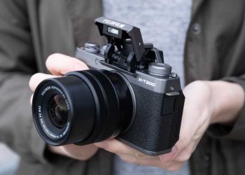 Fujifilm ra mắt máy ảnh X-T200, quay 4K/30p và ống kính giá rẻ XC 35mm F/2 - 14