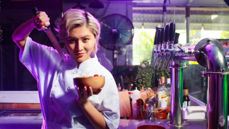 Vicky Nhung ra mắt MV giảm cân tết “Ăn đi đừng sợ”