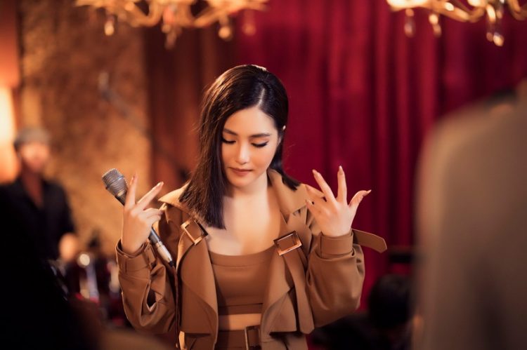 Hương Tràm “khoác áo mới” cho bản hit được ra mắt sau gần 1 năm đi du học