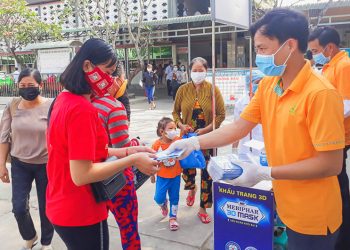 Aikya Pharma tặng khẩu trang tại Vĩnh Phúc điểm nóng dịch virus Covid-19