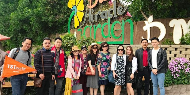 TST tourist tặng gói bảo hiểm Corona cho khách - 1