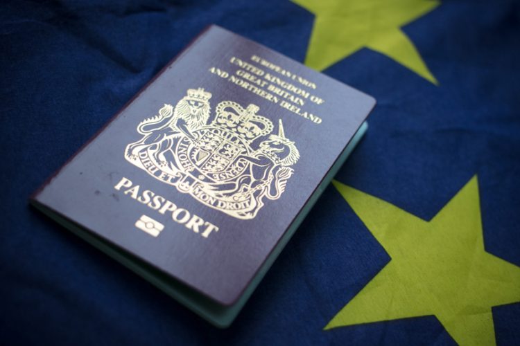 Hộ chiếu bìa xanh mới của Anh. Ảnh: Getty Images