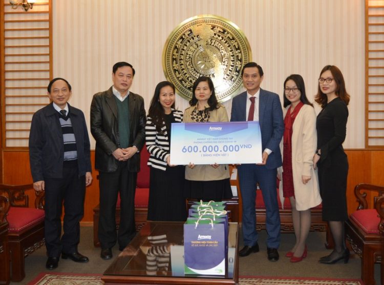Amway Việt Nam tặng hàng hóa cho Lạng Sơn phòng chống dịch Covid-19