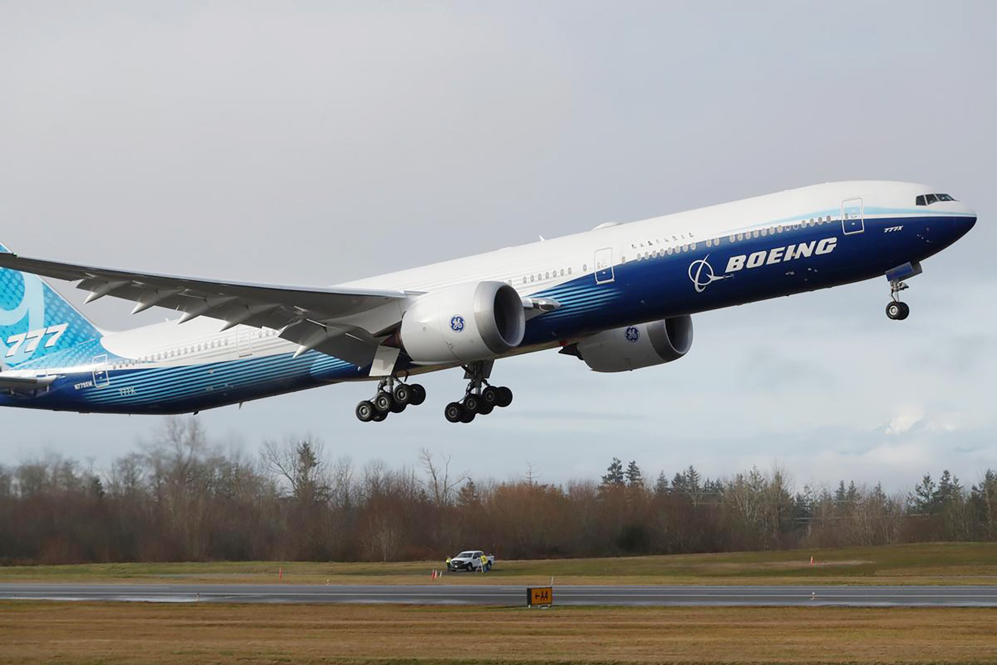 Máy bay Boeing 777X mới thực hiện thành công chuyến bay đầu tiên - 02