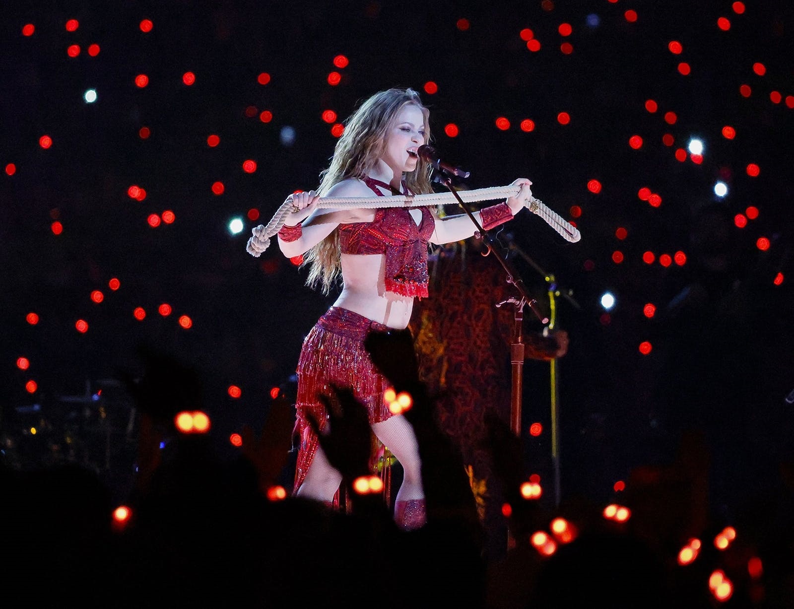 Jennifer Lopez thay đồ chỉ trong 8 giây, Shakira mặc váy đính 20.000 viên Swavroski tại Super Bowl Halftime Show 2020 - 7
