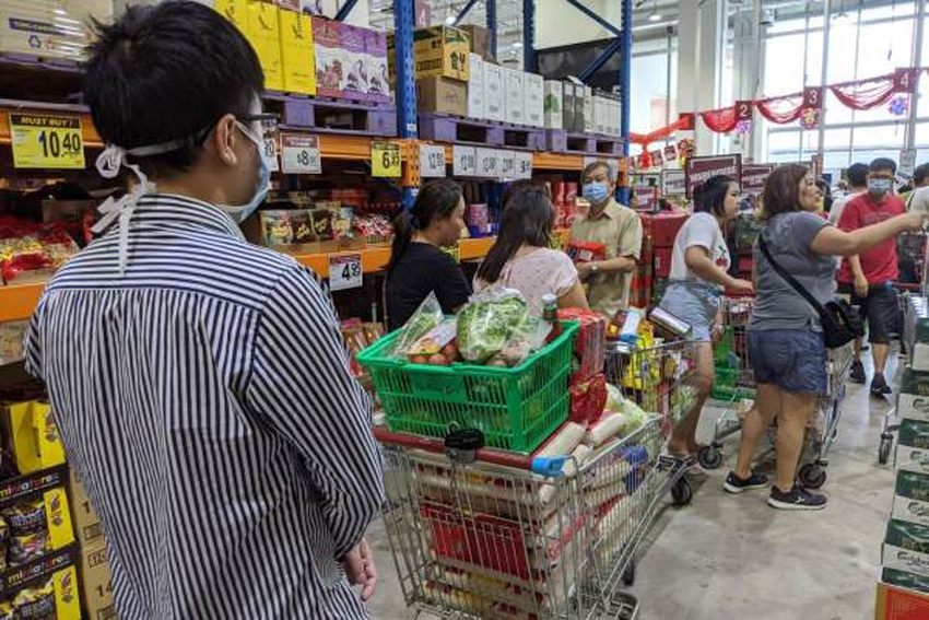 Dân Singapore đổ xô đi mua nhu yếu phẩm để đối phó nCoV - 2