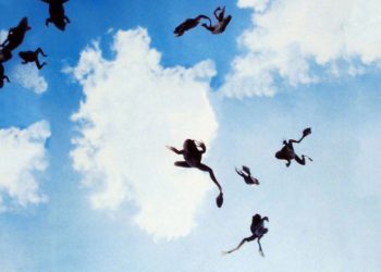 Vật lạ từ trời rơi xuống