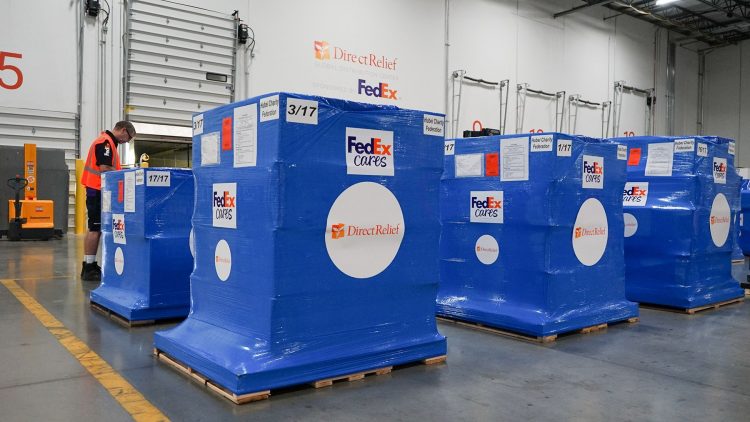 FedEx vận chuyển thiết bị y tế khẩn cấp đến Trung Quốc
