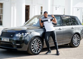 Range Rover SVAutobiography với trục cơ sở dài cùng nhiều chi tiết độc quyền được sản xuất dành riêng cho nhà vô địch quyền anh hạng nặng thế giới.