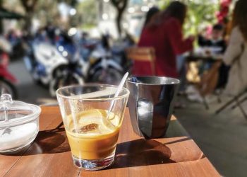 Anh khách lạ, đi lên đi xuống... -1