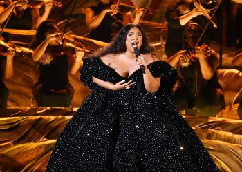 Trang phục CONG TRI xuất hiện cùng ca sĩ Lizzio trên trang bìa Glamour - 1