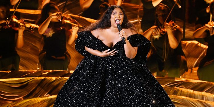 Trang phục CONG TRI xuất hiện cùng ca sĩ Lizzio trên trang bìa Glamour - 1