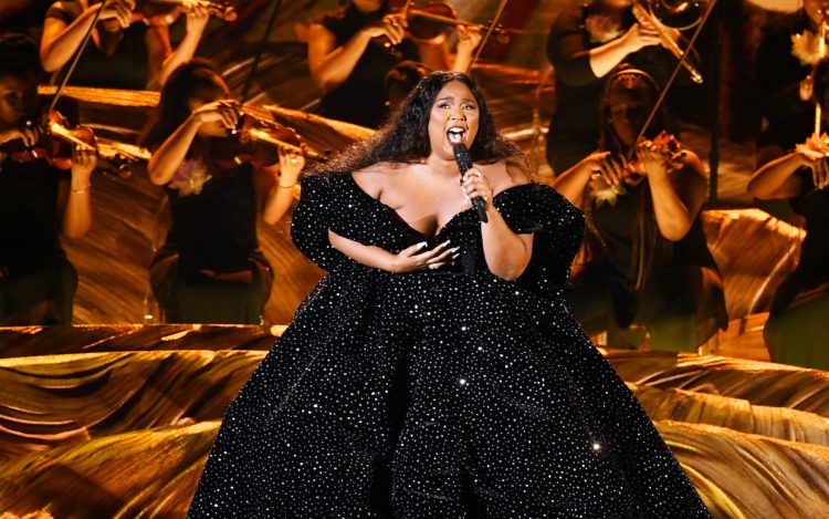 Trang phục CONG TRI xuất hiện cùng ca sĩ Lizzio trên trang bìa Glamour - 1