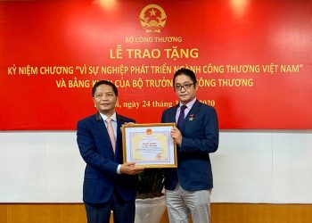 Tổng giám đốc Toyota Việt Nam vinh dự nhận bằng khen của Chính phủ và tỉnh Vĩnh Phúc - 1