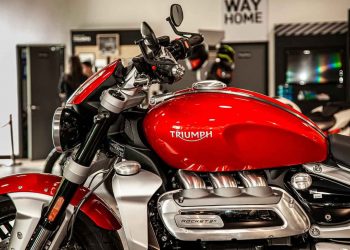 Triumph Rocket 3 giá từ 869 triệu tại Việt Nam