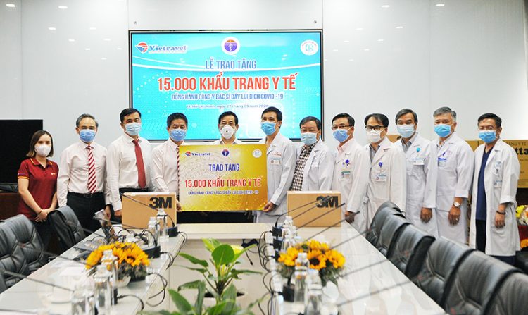Vietravel trao tặng 15.000 khẩu trang y tế cho y bác sĩ bệnh viện Chợ Rẫy