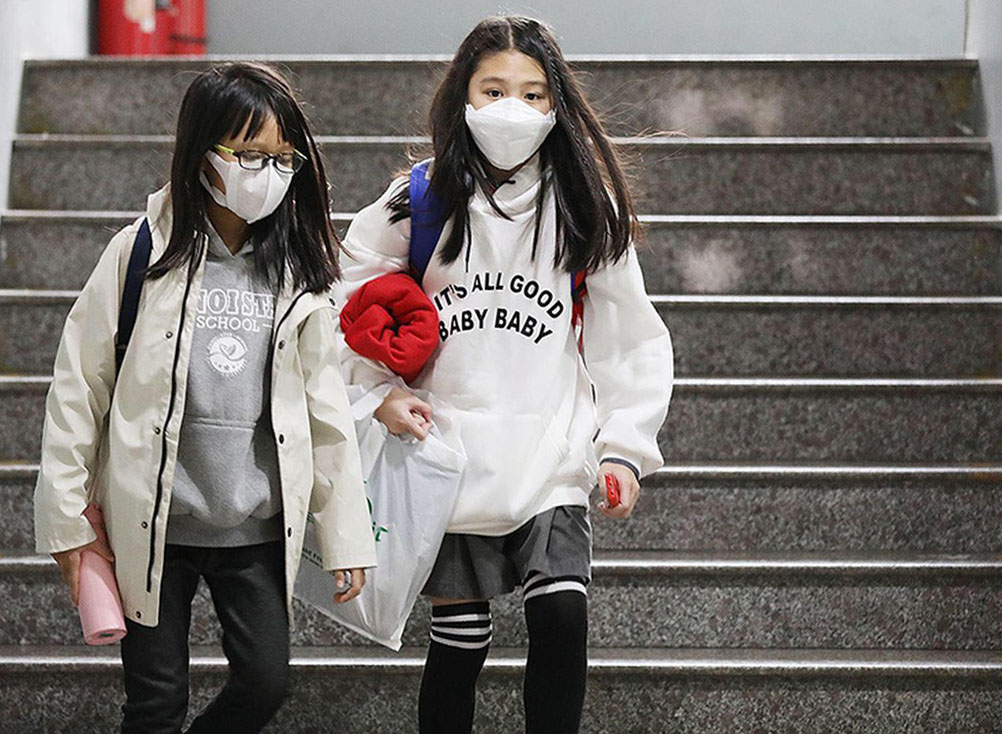 Bộ Y tế khuyến cáo học sinh không cần đeo khẩu trang đến trường.