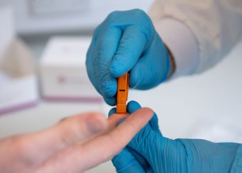 Anh sắp có hàng triệu bộ xét nghiệm COVID-19 đơn giản như thử thai