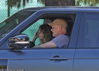 Vợ chồng Tom Hanks trở về Mỹ sau khi nhiễm COVID-19