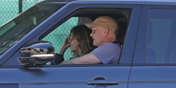 Vợ chồng Tom Hanks trở về Mỹ sau khi nhiễm COVID-19