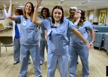 Nhân viên y tế nhảy múa để truyền cảm hứng xoa dịu mùa dịch bệnh