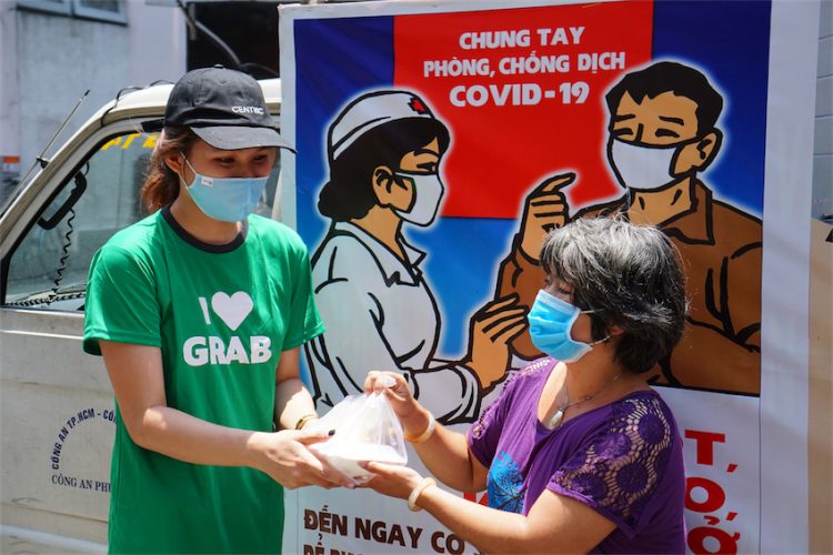 Grab và Quỹ Hy Vọng mang 15.000 suất ăn đến với những người khó khăn trong dịch COVID-19 - 1