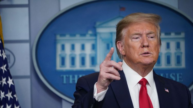 Tổng thống Trump ký sắc lệnh hạn chế nhập cư