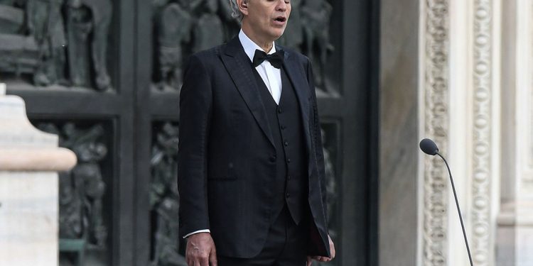 Andrea Bocelli khiến 3,4 triệu người rơi nước mắt khi xem buổi hòa nhạc Music For Hope trực tiếp từ Duomo di Milano - 1