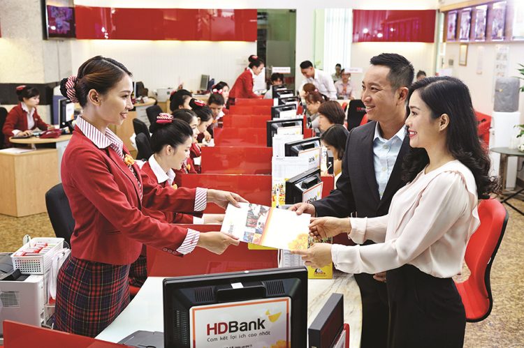 Hỗ trợ khách hàng vượt Covid-19, HDBank giảm sâu lãi suất cho vay - 2