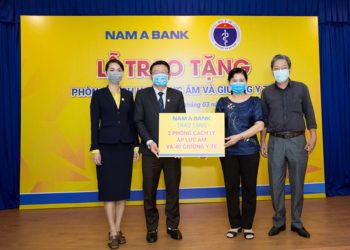 Nam A Bank tặng 2 phòng cách ly áp lực âm và 40 giường y tế - Ảnh 1