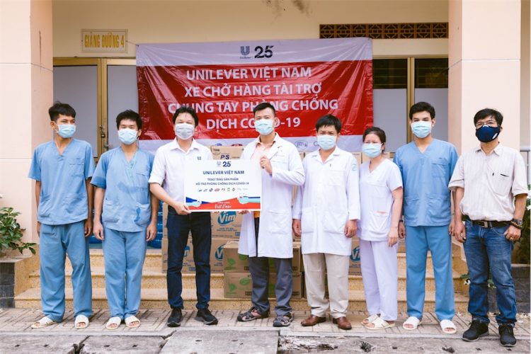 Hàng tài trợ của Unilever đến với hàng trăm điểm tuyến đầu chống dịch -