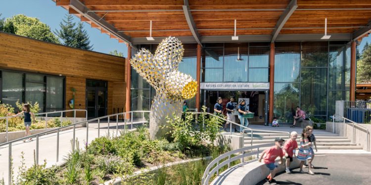 Ambigupt - tác phẩm nghệ thuật được tạo nên từ hàng trăm miếng nhôm hình cánh cung