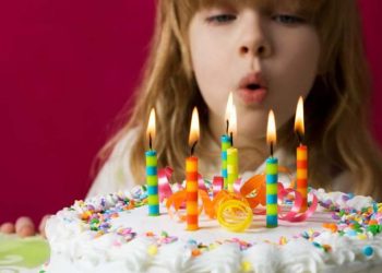 Lai lịch tục cắm nến trên bánh sinh nhật -1