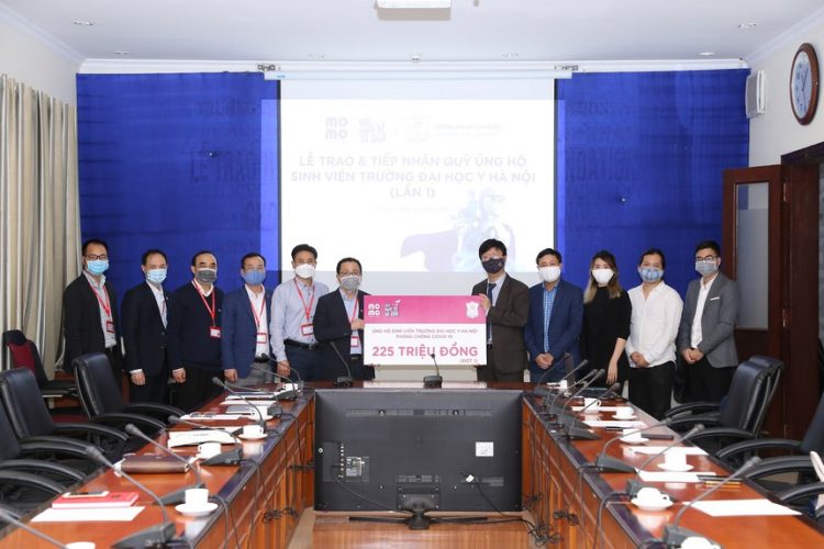 Ví MoMo trao tiền quyên góp đợt 1 trị giá 225 triệu đồng tới Đại học Y Hà Nội