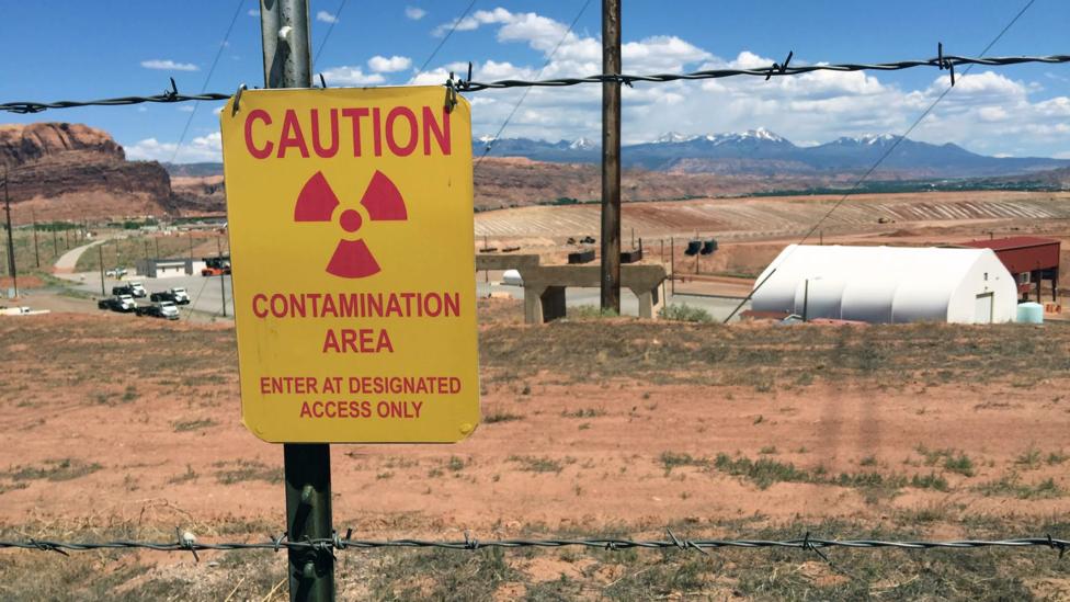 Andrew Walker đã đến thăm các mỏ uranium cũ và rất nhiều địa điểm nhiễm phóng xạ khi đi du lịch