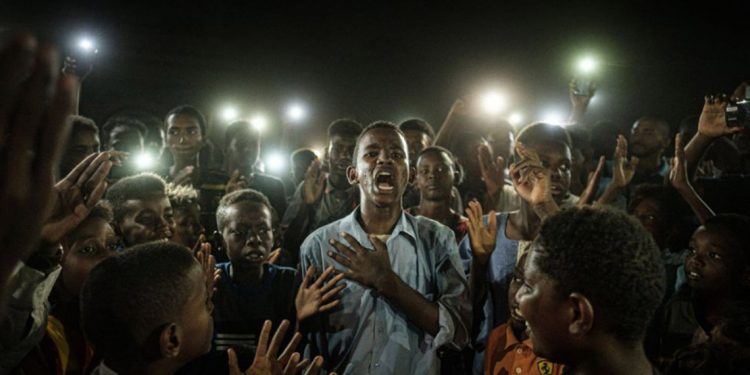 Phóng viên Nhật đoạt Ảnh của năm Giải ảnh báo chí thế giới với cuộc nổi dậy ở Sudan -1