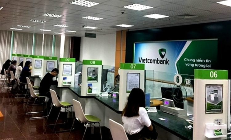 Khách hàng giao dịch tại chi nhánh của Vietcombank.