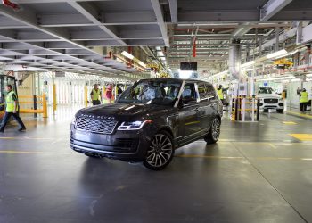 Chiếc Range Rover đầu tiên được sản xuất trong giai đoạn cách ly xã hội - 1