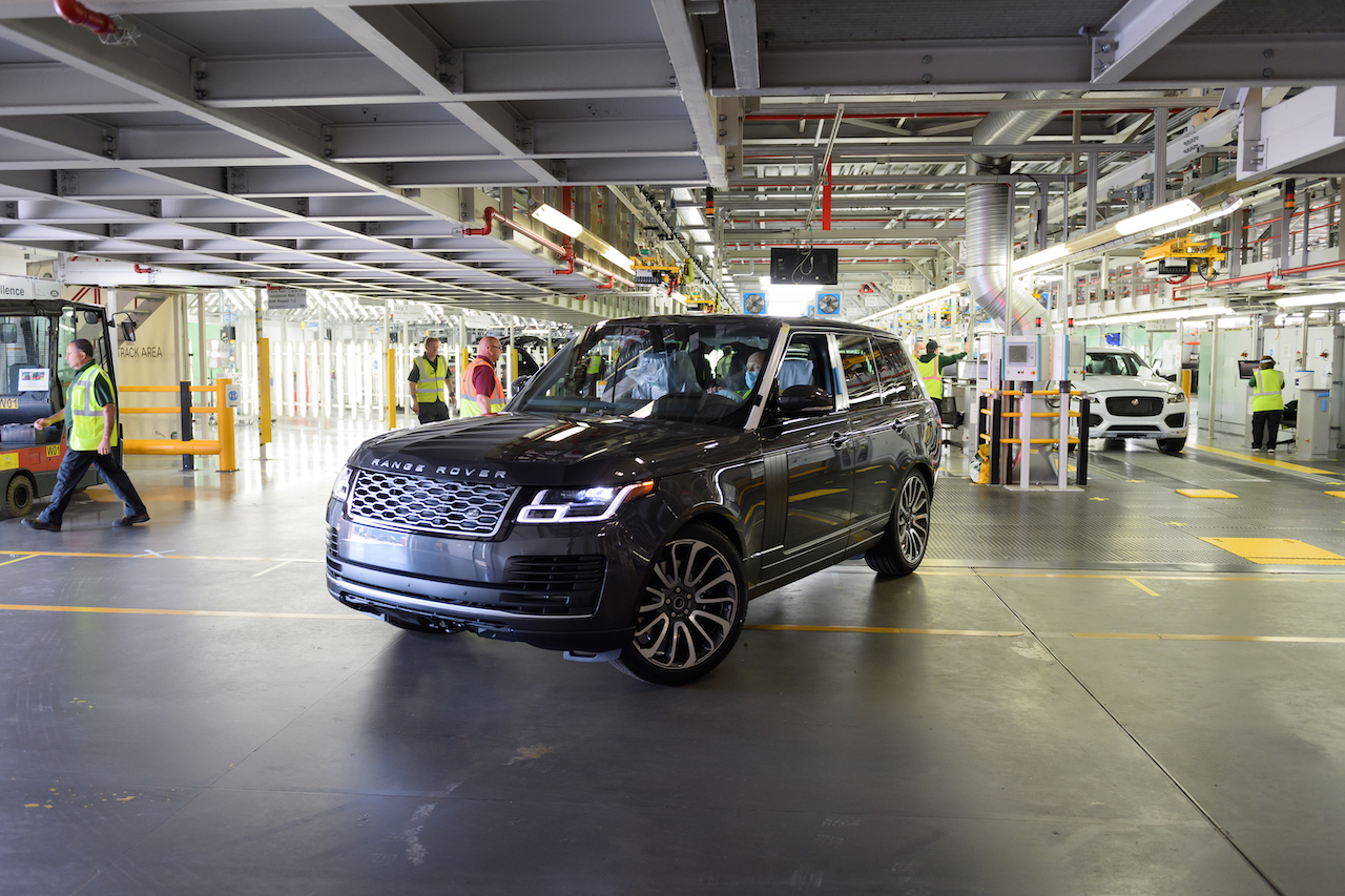 Chiếc Range Rover đầu tiên được sản xuất trong giai đoạn cách ly xã hội - 1